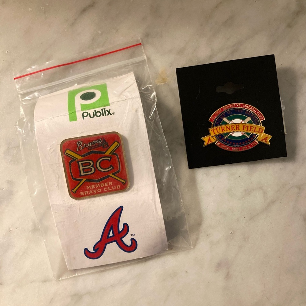 ⚾️Lot of 2 Official Atlanta Braves Collectible Lapel Pins